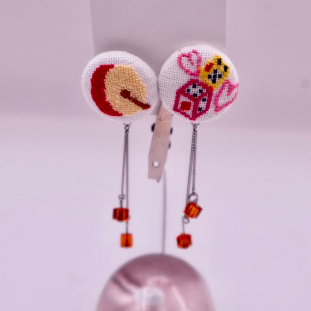 サイコロ ハート くるみボタンのイヤリング ピアス変更可能 クロスステッチ刺繍1枚目の画像